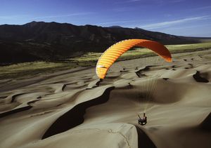 Crossing the Lines : du parapente dans le désert