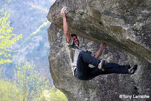 Jérôme Meyer dans un bloc en 7c à Melloblocco 05