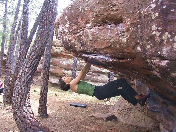 Carine Pont dans un 6b+ en limite de Techos et Madriles