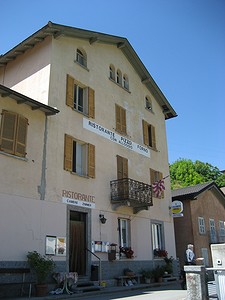 Bar resto de Chironico pour la bière et le topo. Si c’est fermé (dimanche et lundi), toque à la porte, le proprio t’ouvrira.