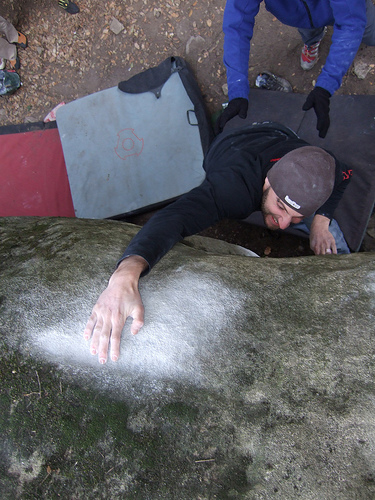 Plans’ n’ Roses, un 7b pure mule sur le bloc superbe de Pedra Fonten