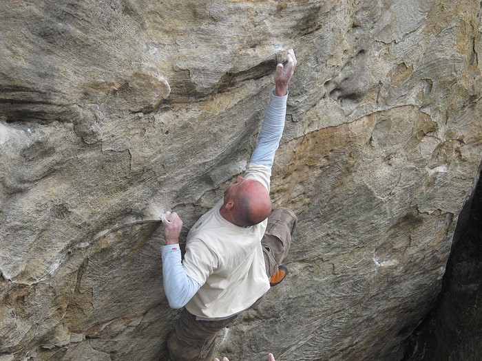 Eric dans Dolor de Dedas (7b) à Medio. Z’avez vu le caillou?