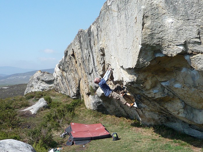 Eric sur la barre du début de Zona Cerro, Santa Gadea