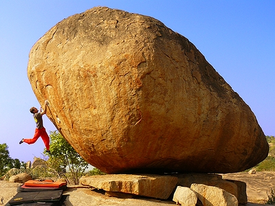 Rackam dans « Middle Way », 8a, à Hampi (Inde)