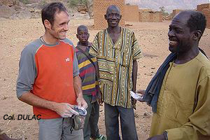 Daniel et le chef d'un village malien ...