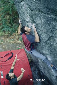 Daniel DULAC dans Hot-Line (7b+) à Bleau...